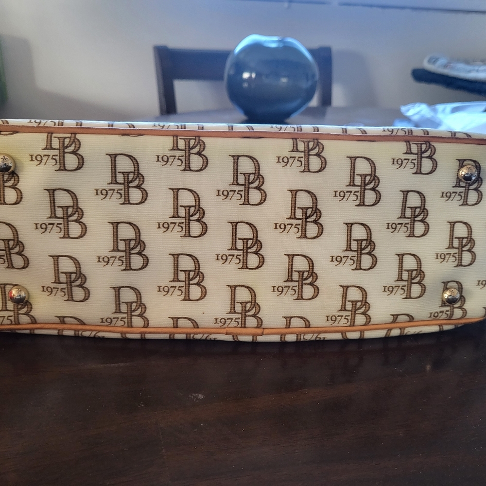 Dooney & Burke initial handbag - Picture 3 of 4
